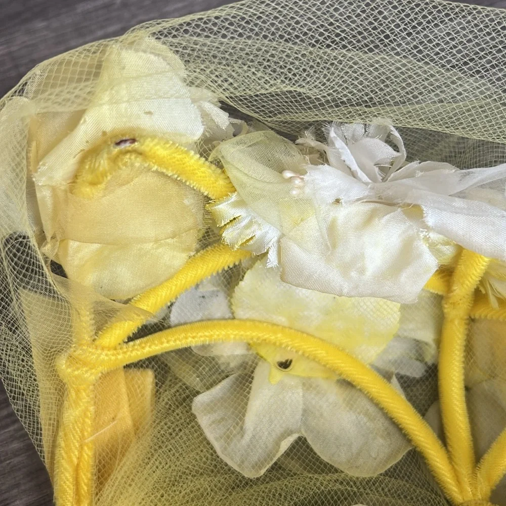 Vintage Couture 1950’s Fascinator Hat Yellow/White‎ Flowers Veiled with/Felt Bow